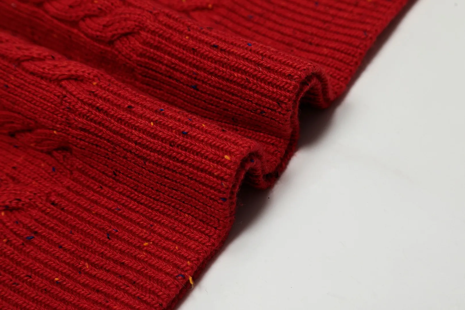 🅿️220 "Top quality" Style number: DS028# [Ralph Lauren wool blended pony embroidered logo twist knitted sweater] ✅Ralph Lauren gradient multi-color dot versatile couple style knitted round neck pullover sweater ✅15% merino cotton wool 85% wool blended custom laser buttons ✅Clean and clear texture ✅ZP quality 1:1 version Scan the code to enter the GF website Counter quality ✅Details and quality are the only one in Guangzhou. Imported quality wool. Focus on high-end. Cost-effective. Needless to say good quality. ✅Restore the original version. The maximum size can be worn up to 180 pounds. Loose, comfortable and stress-free. ✅The upper body is simple and easy to put on. A must-have item for ootd. Good-looking clothes are never picky. A must-have in couples' wardrobes. Size: S-L. Color: Navy blue, light blue, off-white, gray, Christmas red.